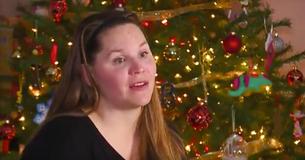 Une suppléante annonce aux élèves du primaire que le Père Noël n'existe pas. La mère d'une élève au cœur brisé est furieuse
