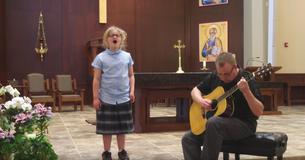 7-jarig meisje zingt unieke cover van "Hallelujah" en verbaast iedereen in de kerk