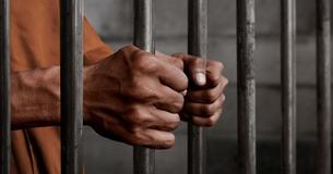 Hombre cumple sentencia de por vida en prisión por robar 9 dólares en 1982