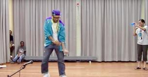 L'incroyable interpretation de "L'évolution de la danse" des années 1980 à aujourd'hui par ce prof de danse a éblouit tout le monde