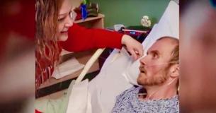 Terminaal zieke man kijkt toe terwijl zijn vrouw 'Amazing Grace' zingt, terwijl ze naast hem zit in het ziekenhuis