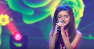 Une petite fille de neuf ans chante un classique des années 50 dans une émission pour talents