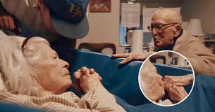 Un homme de 105 ans rend visite à sa femme hospitalisée de 100 ans pour célébrer leur 80e anniversaire de mariage