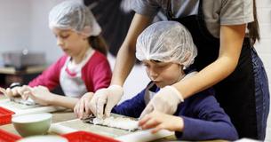 Les parents et les éducateurs veulent ramener un cours d'enseignement ménager pour enseigner aux enfants les compétences  de vie élémentaires