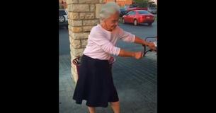 Une grand-mère talentueuse apprend le "flossing" d'un garçon à l'extérieur d'un restaurant IHOP