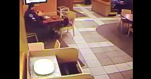 Une fillette de 4 ans se joint à un agent de police pour un repas parce qu'elle ne voulait pas qu'il mange tout seul