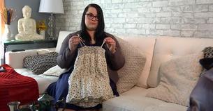 Au Minnesota, une élève en maternité porte la robe de sa grand-mère à l'école mais elle est forcée de la changer pour des raisons de "vie privée"