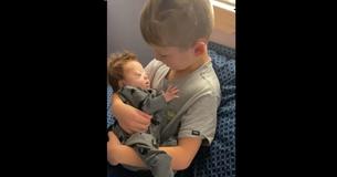 Un garçon de six ans chante " 10 000 heures " à son petit frère atteint du syndrome de Down