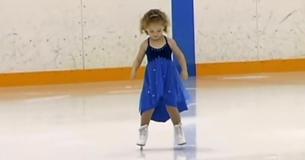 Un enfant de 3 ans fait son entrée sur la patinoire avec des habiletés loin d'être celles requises à cet âge