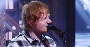 Ed Sheeran brengt een prachtige uitvoering van 'Ain't No Sunshine' van Bill Withers
