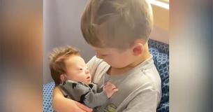 Le Grand Frère chante une chanson chaleureuse à son petit frère