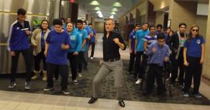 Une enseignante de Dallas crée une chorégraphie avec ses élèves et danse sur "Uptown Funk" avec toute l'école