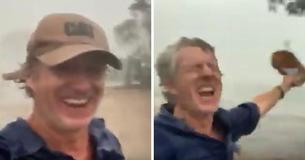 Emotionale Augenblicke. Fröhlicher australischer Farmer feiert, während er sintflutartige Regenfälle begrüßt, welche nach langem Warten endlich auf seine durch Dürre geplagten Felder fallen