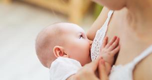 La décision de cette maman d'allaiter son bébé au volant suscite une énorme réaction sur internet