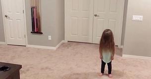 Une fille commence à danser et est ensuite rejointe par ses 3 frères pour danser pendant que leur mère filme
