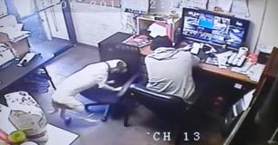 Hond beweegt stoel over de vloer, zodat hij naast zijn eigenaar kan zitten