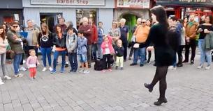 Todos querían ver a la bailarina profesional, pero una niña se robó el show