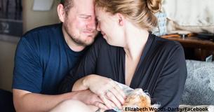 Paar doet fotoshoot met hun nieuwe kitten