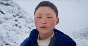 La communauté récolte 407 000 € pour "Ice Boy" qui a marché à l'école dans un froid glacial pour passer son examen