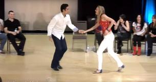 La danse improvisée d'un couple remporte la première place au Wild Wild Westie Invitational