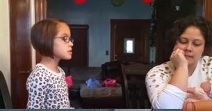 Une jeune fille à la voix parfaite donne une performance angélique à sa table de cuisine