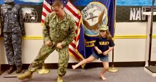 Un duo père-fille présente le Git Up Challenge en y ajoutant une petite touche militaire