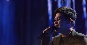 Un cantante interpreta la parte masculina y la parte femenina de un dúo en un programa de televisión