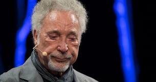 Tom Jones glaubt, er sei schuld daran, dass er seine Frau verloren hat, weil der Krebs zu spät entdeckt worden ist