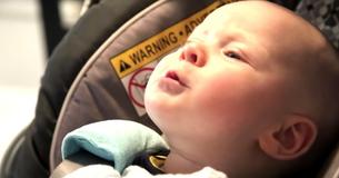 Ce bébé mignon essaie de chanter du Karen Carpenter