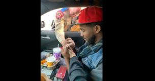 Un policier qui arrête un couple pour une infraction finit par changer d'attitude lorsqu'il apprend qu'ils se rendent à des funérailles