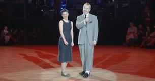 Swing-Tänzer im Retro-Look geben hervorragende Darbietung zu 'Hey Baby'