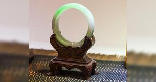 Toerist in China maakt per ongeluk jade armband stuk, valt flauw als ze hoort dat deze 40.000 euro waard is