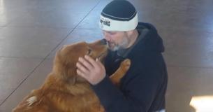 Hund strahlt vor Freude, als er nach 20 Monaten wieder mit seinem Besitzer vereint ist