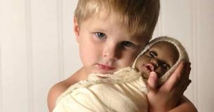 Un niño de 4 años tiene una sesión de fotos con su muñeca favorita