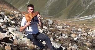 Oostenrijks muzikant speelt een geweldige variant van  "Amazing Grace" op de panfluit