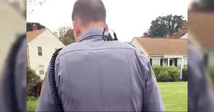 Politieagent houdt vrouw staande terwijl zij op weg is naar een sollicitatiegesprek en hij repareert ter plaatse haar kapotte achterlichten