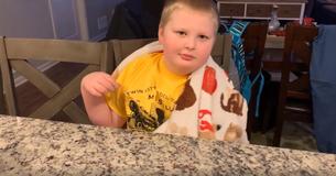 Moeder trots op zoon die autistisch kind pest terwijl collega met autistische zoon vol walging meeluistert