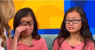 Les jeunes jumelles qui ont été séparées à la naissance se retrouvent en direct à la télévision
