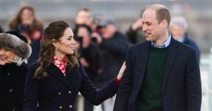 Kate Middleton et le Prince William vont à l'encontre du protocole royal et exposent un rare PDA lors de leur dernière visite