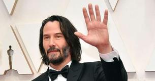 Kijkers van de Oscars verwarren moeder van Keanu Reeves met zijn vriendin terwijl ze over de rode loper loopt