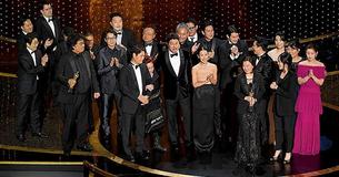 Une foule de célébrités crient “Up! Up! Up!” alors que l'équipe des Oscars coupe le micro durant le discours d'acceptation du film "Parasite"