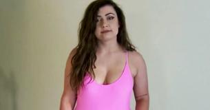 Badmeester ziet roze badpak van vrouw en vindt het 'ongepast'