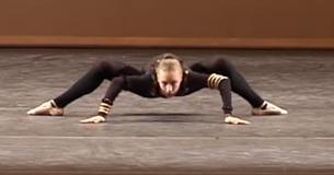 Ballerina voert zelfbedachte ingewikkelde spinnendans uit 