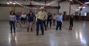 Groep linedancers doet Git Up challenge in de plaatselijke buurthuis en danst de pannen van het dak
