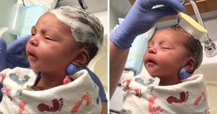 Pasgeboren baby Amira straalt rust uit terwijl ze haar haar laat wassen