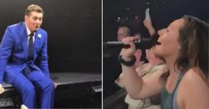 Ragazza sorprende Michael Bublé dopo aver preso il microfono e aver iniziato a cantare