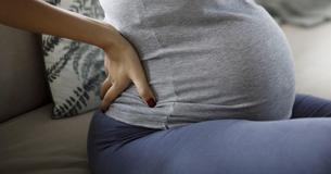 Une mère donne naissance à un seul garçon, puis un mois plus tard, un médecin découvre des jumeaux dans un second utérus non découvert