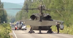Dei guidatori guardano scioccati un elicottero Black Hawk che atterra su un'autostrada per salvare una vita
