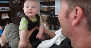 Un enfant de 4 mois en conversation avec son père