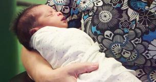 Ziekenhuizen hebben 'babyknuffelaars' nodig omdat veel pasgeborenen verslaafd zijn aan opiaten
